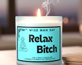 Vela aromática "Wise Man Say...Relax Bitch" de 14 oz, vertida a mano, hecha a mano, con un toque atrevido y un ambiente acogedor para el autocuidado en el escritorio.