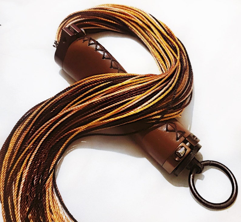 Mocha Collection Sensation Flogger Rich Mocha con acentos metálicos Light Flogger hecho a mano BDSM Bondage Juguete para adultos OOAK Kink imagen 1