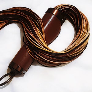 Mocha Collection Sensation Flogger Rich Mocha con acentos metálicos Light Flogger hecho a mano BDSM Bondage Juguete para adultos OOAK Kink imagen 3