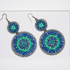 Boucles doreilles pendantes vibrantes et colorées, double cerceau de perles de graines africaines, bijoux faits à la main, cadeau pour elle, style dété, Ibiza, Boho, idées cadeaux Deep Sea Blue & Grey