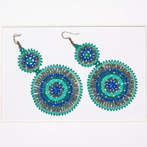 Boucles doreilles pendantes vibrantes et colorées, double cerceau de perles de graines africaines, bijoux faits à la main, cadeau pour elle, style dété, Ibiza, Boho, idées cadeaux Tropical Blues