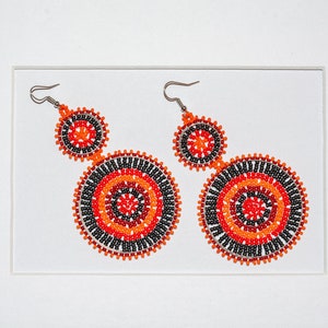 Boucles doreilles pendantes vibrantes et colorées, double cerceau de perles de graines africaines, bijoux faits à la main, cadeau pour elle, style dété, Ibiza, Boho, idées cadeaux Fiery Red & Orange