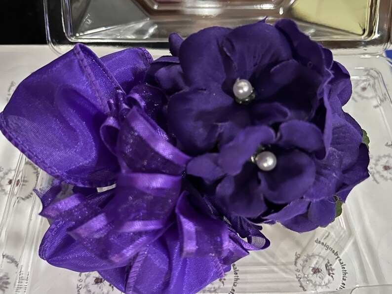 Centre de fleurs en perles ou en cristal/fait sur commande Corsage violette africaine/Corsage sororité/Corsage de cérémonie/Violet/Cadeau de croisement/Cadeau DST, Violet image 6