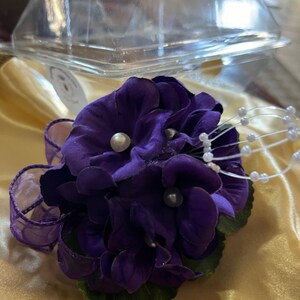 Centre de fleurs en perles ou en cristal/fait sur commande Corsage violette africaine/Corsage sororité/Corsage de cérémonie/Violet/Cadeau de croisement/Cadeau DST, Violet image 3