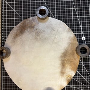 Pele de tambor de veado para tambores xamânicos – pele natural com aproximadamente 0,5–0,8 mm de diâmetro, até 45 cm (20 polegadas).