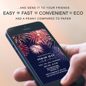 K&ouml;nnte beinhalten: Ein Handy-Bildschirm zeigt eine digitale Einladung zu einer Feier am 4. Juli. Die Einladung hat einen dunkelblauen Hintergrund mit einem farbenfrohen Feuerwerk. Der Text lautet: "Bitte schlie&szlig;en Sie sich uns zu einer Feier am 4. Juli an. Essen, Spa&szlig; und Feuerwerk! 4. Juli - um 20:00 Uhr. The Harrison Home, 4791 Valley Street, San Diego, CA. RSVP an Samantha bis zum 20. Juni. 555.555.5555 (SMS oder WhatsApp)"