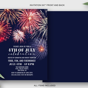 K&ouml;nnte beinhalten: Einladung zu einer 4. Juli-Feier mit Feuerwerk im Hintergrund. Die Einladung ist marineblau mit wei&szlig;em Text. Sie lautet "Bitte schlie&szlig;en Sie sich uns zu einer 4. Juli-Feier an" und enth&auml;lt das Datum und die Uhrzeit der Veranstaltung. Au&szlig;erdem sind die Namen der Gastgeber, die Adresse und die RSVP-Informationen enthalten.