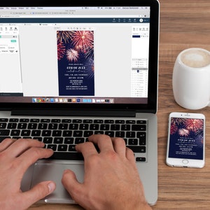 K&ouml;nnte beinhalten: Eine Person entwirft eine Einladung zum 4. Juli auf einem Laptop. Die Einladung zeigt einen dunkelblauen Hintergrund mit rot-wei&szlig;-blauen Feuerwerksk&ouml;rpern und dem Text "Please join us for a 4th of July celebration". Neben dem Laptop liegt ein Smartphone, das die gleiche Einladung anzeigt.