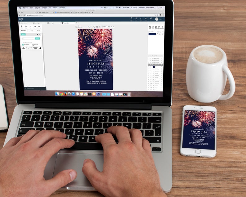 K&ouml;nnte beinhalten: Eine Person entwirft eine Einladung zum 4. Juli auf einem Laptop. Die Einladung zeigt einen dunkelblauen Hintergrund mit rot-wei&szlig;-blauen Feuerwerksk&ouml;rpern und dem Text "Please join us for a 4th of July celebration". Neben dem Laptop liegt ein Smartphone, das die gleiche Einladung anzeigt.