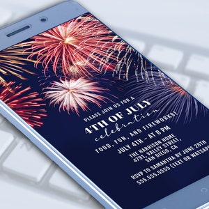 K&ouml;nnte beinhalten: Eine blau-wei&szlig;e Einladung zu einer 4. Juli-Feier mit Feuerwerk. Die Einladung enth&auml;lt Datum, Uhrzeit, Ort und RSVP-Informationen. Das Hintergrundbild ist ein farbenfrohes Feuerwerk.