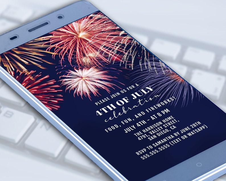 K&ouml;nnte beinhalten: Eine blau-wei&szlig;e Einladung zu einer 4. Juli-Feier mit Feuerwerk. Die Einladung enth&auml;lt Datum, Uhrzeit, Ort und RSVP-Informationen. Das Hintergrundbild ist ein farbenfrohes Feuerwerk.