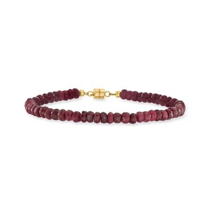 Pode incluir: Uma pulseira de contas com pequenas pedras preciosas facetadas de cor vermelho escuro. A pulseira tem um fecho dourado. As pedras preciosas são de uma cor vermelho escuro intenso, e a pulseira está sobre um fundo branco.