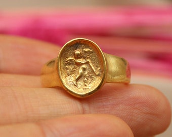 金メッキのギリシャ天使の印章リング - 手作りのシルバーピンキーリング、神話にインスパイアされたジュエリー、彼または彼女へのユニークなギフト、ハンドメイドリング
