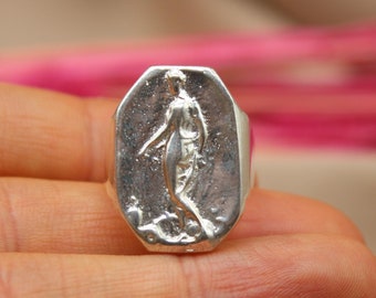 Handgemachter Sterlingsilber Aphrodite Siegelring, einzigartiger mythologischer Schmuck für Frauen, griechischer ovaler Ring, elegantes Geschenk für sie oder ihn