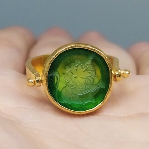 Anillo vintage con león de cristal intaglio en oro de 14 k