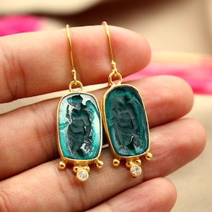 Aphrodite Glas Intaglio Ohrringe, Aphrodite griechische Ohrringe, personalisiertes Geschenk, zierliche Ohrringe Muttertag griechische Engel Ohrringe