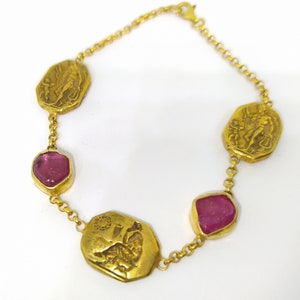 Diepdruk armband met Romeinse munt en robijn | Sterlingzilveren armband | Sieradencadeau | Armband met Romeinse munt |  Geboortesteen juli | Moederdag