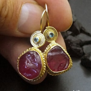 Robijnrode oorbellen massief sterling | 925 kt sterlingzilver | Handgemaakte robijnrode oorbellen goudkleurig | Minimalistische oorbellen | Hangoorbellen | Door Artsmyrna