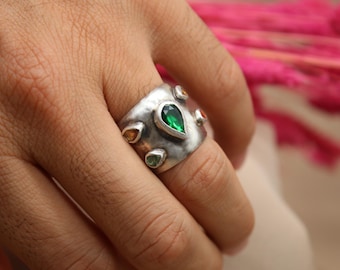 Vintage Style Emerald Silver Ring: The Timeless Handmade Christmas Gift