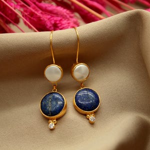 Orecchini pendenti in lapislazzuli naturale e perle d'acqua dolce, gioielli pendenti placcati in oro fatti a mano, regalo elegante per lei, orecchini unici