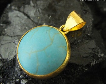 Peut inclure: Un pendentif en or avec une pierre ronde en turquoise. La pierre est de couleur bleu clair et présente un motif marbré.