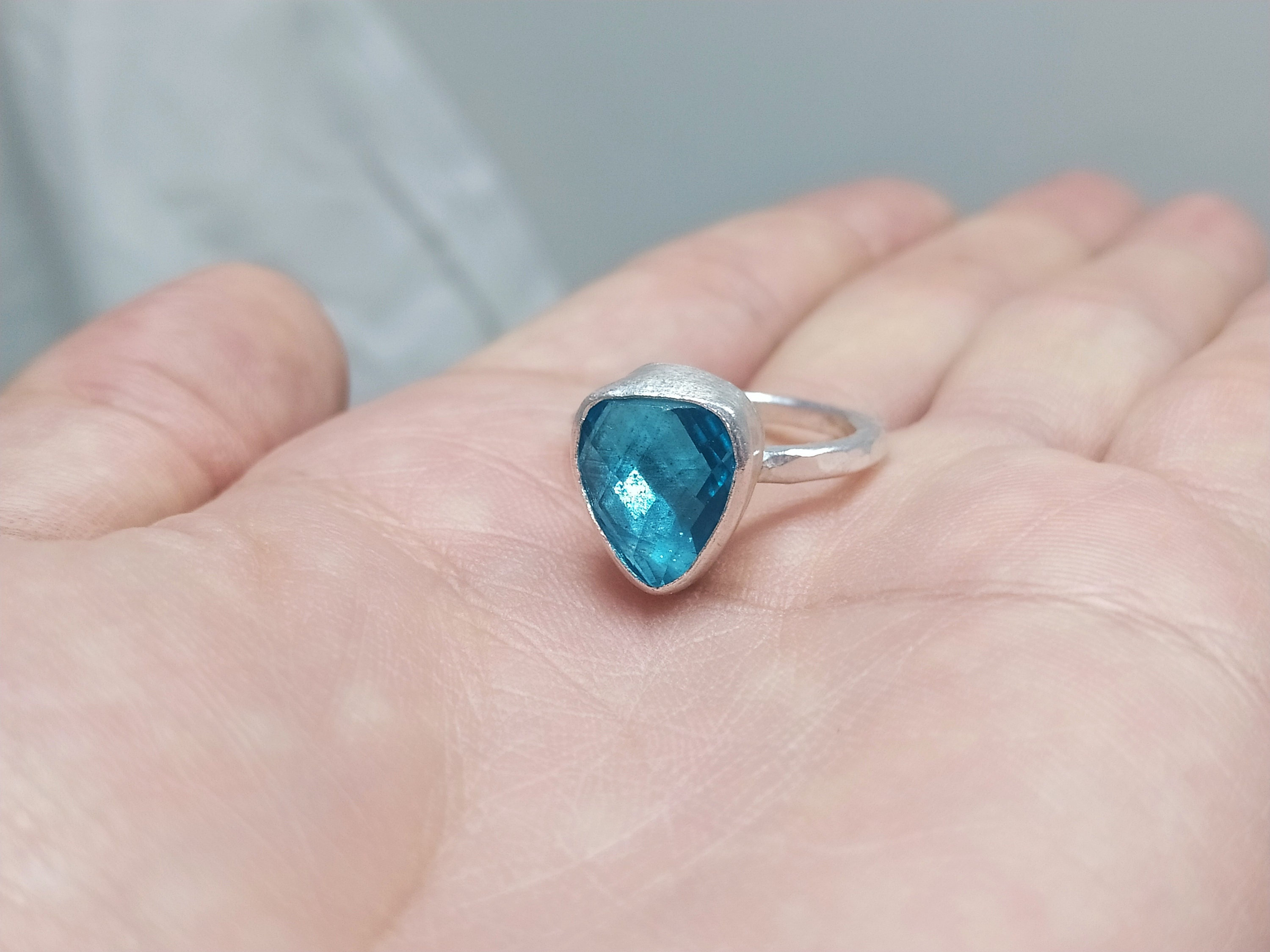 Anillo de plata con topacio azul Anillo hecho a mano