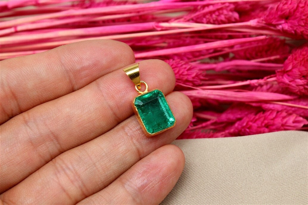 Discovering the Charm of Colombia Emerald Silver Pendants: The Perfect Handmade Christmas Gift