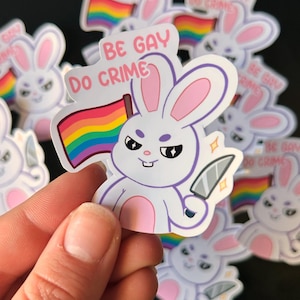 SKZOO - Wees homo, doe misdaad - Contour Cut Sticker - Duivelskonijn - Vinyl Sticker - Trots - skz - Stray Kids - Blijf - Dierenmascotte - LeeKnow - Leebit - LGBTQIA