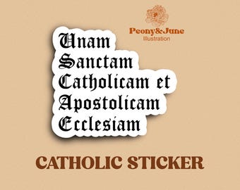 Puede incluir: Una pegatina con el texto "Unam Sanctam Catholicam et Apostolicam Ecclesiam" en fuente gótica. Las palabras son negras sobre un fondo blanco. La pegatina también tiene las palabras "Catholic Sticker" en marrón.