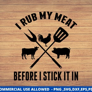 Puede incluir: Diseño gráfico en blanco y negro con el texto "I rub my meat before I stick it in". El gráfico incluye un gallo, una vaca, un cerdo, un tenedor y una espátula.