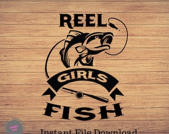 Pode incluir: Design gráfico preto e branco de um peixe com uma vara de pesca e o texto "Reel Girls Fish" em um fundo de madeira.