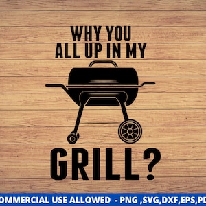 Puede incluir: Diseño gráfico en blanco y negro con una parrilla y el texto "WHY YOU ALL UP IN MY GRILL?" sobre un fondo de madera.