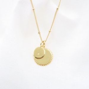 Colgante de letra personalizado • Colgante personalizado, collar martillado de oro macizo de 18k • Regalo de nacimiento de 15 mm, colgante de letra personalizado, collar inicial