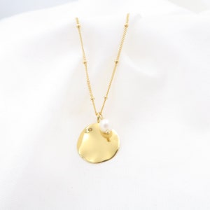 Perlenanhänger und Disc Layered Halskette • Perlenkette, Gold 2 Charms Anhänger, 18 Karat Gold individuelle Halskette • Gold Disc Halskette, Geburtsgeschenk