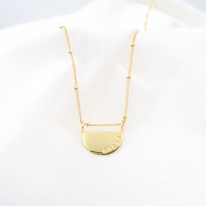 Medalhão gravado com amor em ouro • Colar com letras minúsculas "Amour" significa amor em francês • Presente perfeito para ela • Colar estampado à mão