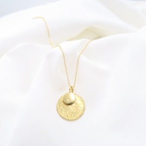 Colgante de letra personalizado • Colgante de oro martillado • Disco texturizado de oro macizo de 18k de 20 mm • Realmente hecho a mano, disco de oro delicado, collar de mujer