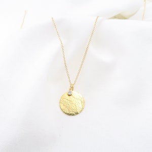 Colgante en capas con circón y disco martillado • Disco de oro Colgante personalizado, oro de 18 k • Dije de diamante pequeño con disco en capas