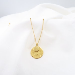 Really Handmade • Colgante doble Oro martillado • Disco texturizado de oro macizo de 18 k 20 mm • Really Handmade, Disco de oro delicado, Collar de mujer