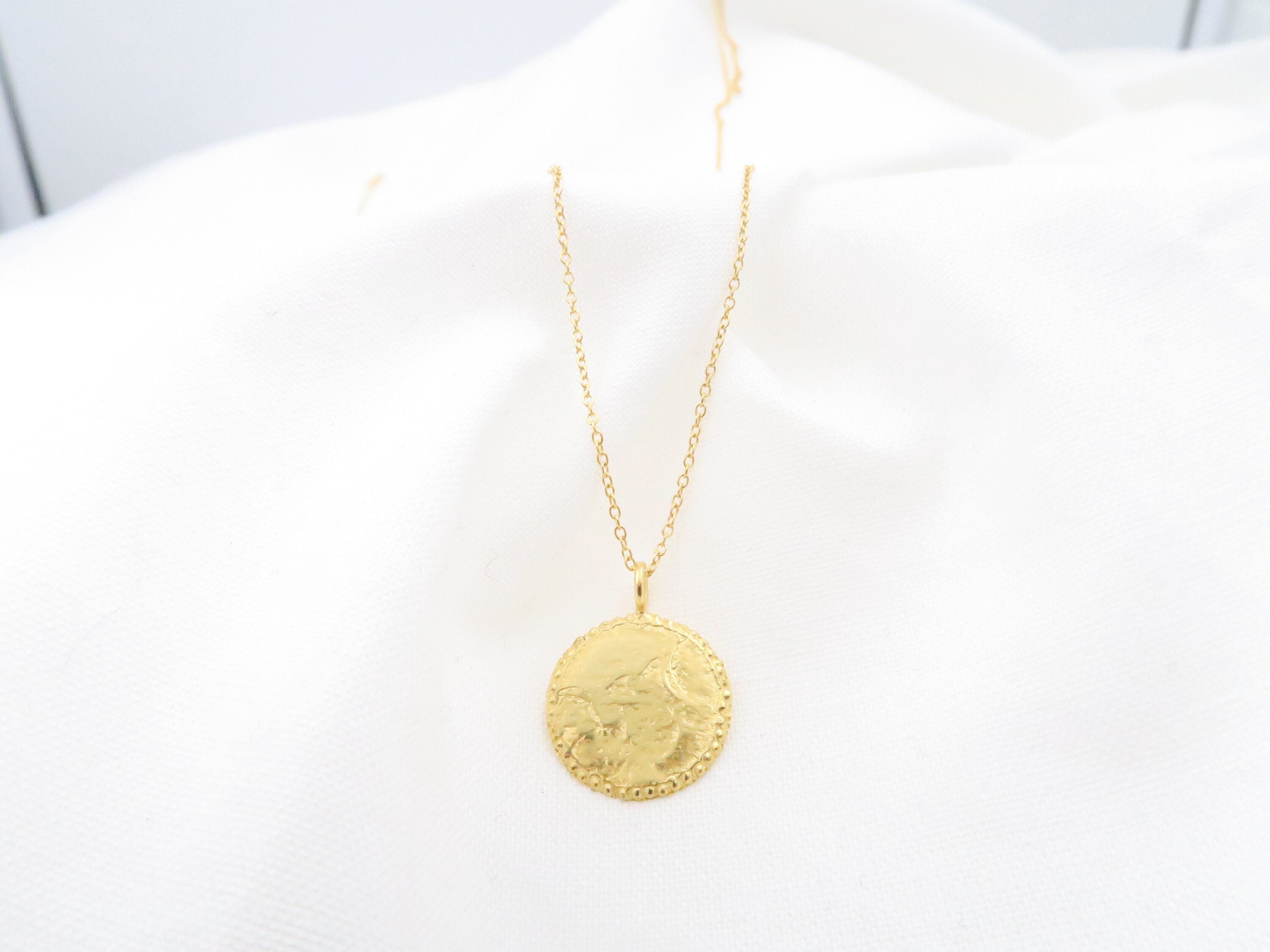 Gold pendant deals round shape