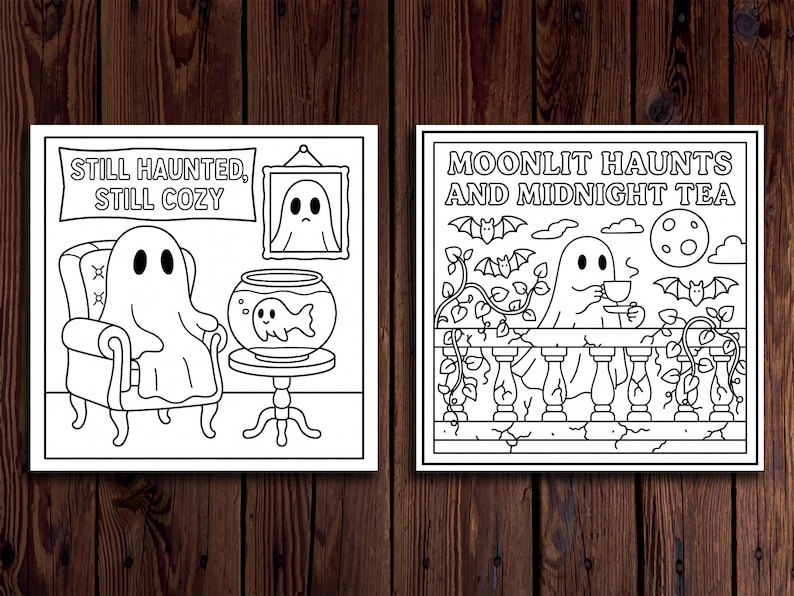 K&ouml;nnte beinhalten: Zwei Schwarz-Wei&szlig;-Illustrationen auf Holzgrund. Eine zeigt einen Geist in einem Stuhl mit dem Text "Still Haunted, Still Cozy". Die andere zeigt einen Geist auf einem Balkon mit dem Text "Moonlit Haunts and Midnight Tea."