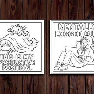 Op de afbeelding: Twee zwart-wit illustraties op een houten achtergrond. E&eacute;n toont een persoon onder een deken met een draak, tekst luidt "THIS IS MY PRODUCTIVE POSITION." De andere toont een persoon met een laptop, tekst luidt "MENTALLY LOGGED OUT."