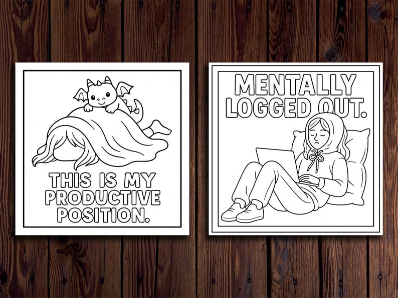 Op de afbeelding: Twee zwart-wit illustraties op een houten achtergrond. E&eacute;n toont een persoon onder een deken met een draak, tekst luidt "THIS IS MY PRODUCTIVE POSITION." De andere toont een persoon met een laptop, tekst luidt "MENTALLY LOGGED OUT."