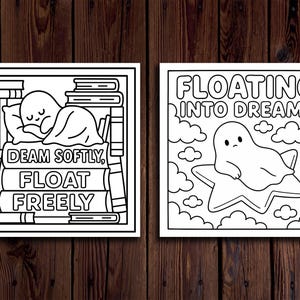 K&ouml;nnte beinhalten: Zwei Schwarz-Wei&szlig;-Illustrationen auf Holzgrund. Eine zeigt einen Geist, der auf B&uuml;chern schl&auml;ft, mit dem Text "Dream Softly, Float Freely". Die andere zeigt einen Geist auf einem Stern mit dem Text "Floating Into Dreams."