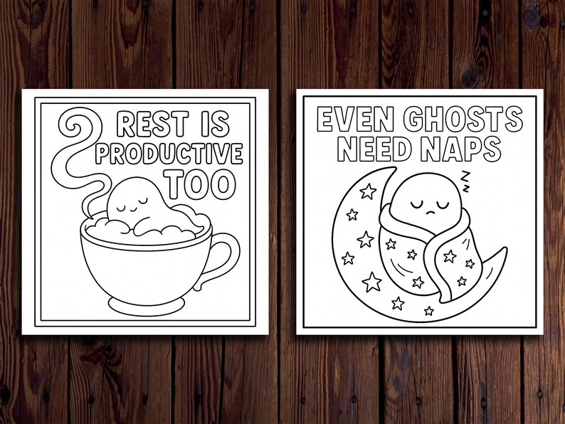 K&ouml;nnte beinhalten: Zwei Schwarz-Wei&szlig;-Illustrationen auf Holzgrund. Eine zeigt einen Geist in einer Kaffeetasse mit dem Text "REST IS PRODUCTIVE TOO". Die andere zeigt einen Geist, der auf einem Mond schl&auml;ft, mit dem Text "EVEN GHOSTS NEED NAPS".