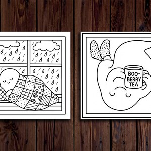 K&ouml;nnte beinhalten: Zwei Schwarz-Wei&szlig;-Illustrationen auf Holzgrund. Eine zeigt eine Figur, die unter einer Decke im Regen schl&auml;ft. Die andere zeigt einen Geist, der eine Tasse mit der Aufschrift "Boo-Berry Tea" h&auml;lt.