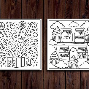 以下が含まれることがあります： 木製の背景に描かれた2つの白黒の絵。1つはキャンディー、ロリポップ、ギフトボックスが特徴です。もう1つは、カップケーキ、「JOY」、「SPRINKLES」、「MAGIC」、「SUGAR RUSH」と書かれた瓶、雲が描かれています。
