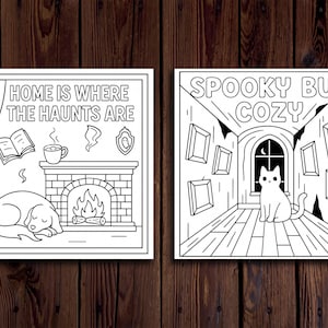 K&ouml;nnte beinhalten: Zwei Schwarz-Wei&szlig;-Illustrationen auf Holzgrund. Eine zeigt "HOME IS WHERE THE HAUNTS ARE" mit einem Hund, Kamin und anderen Elementen. Die andere zeigt "SPOOKY BUT COZY" mit einer Katze und gerahmten Bildern.