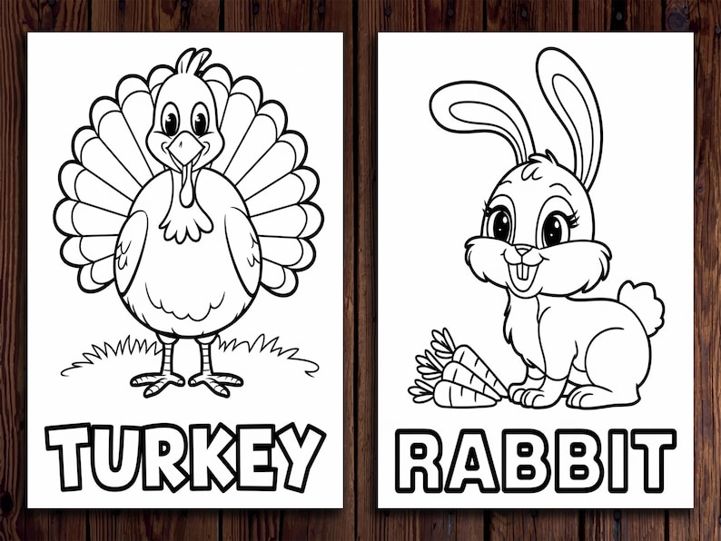 K&ouml;nnte beinhalten: Zwei Schwarz-Wei&szlig;-Illustrationen auf wei&szlig;em Papier. Eine zeigt einen Truthahn mit dem Wort "TURKEY" darunter. Die andere zeigt ein Kaninchen mit Karotten und dem Wort "RABBIT" darunter. Die Bilder befinden sich auf einem Holzgrund.