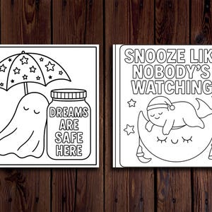 K&ouml;nnte beinhalten: Zwei Schwarz-Wei&szlig;-Illustrationen auf Holzgrund. Eine zeigt einen Geist unter einem Schirm mit Sternen, ein Glas mit dem Text "DREAMS ARE SAFE HERE". Die andere sagt "SNOOZE LIKE NOBODY'S WATCHING".
