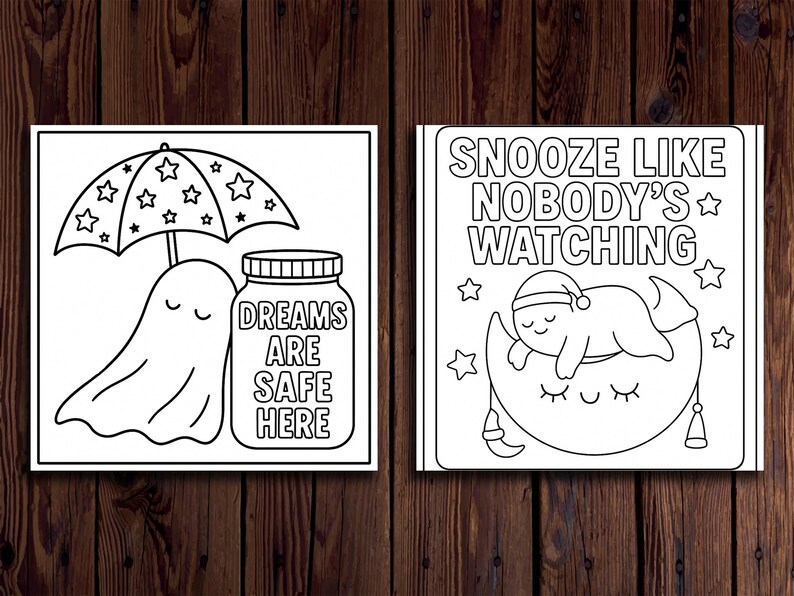 K&ouml;nnte beinhalten: Zwei Schwarz-Wei&szlig;-Illustrationen auf Holzgrund. Eine zeigt einen Geist unter einem Schirm mit Sternen, ein Glas mit dem Text "DREAMS ARE SAFE HERE". Die andere sagt "SNOOZE LIKE NOBODY'S WATCHING".
